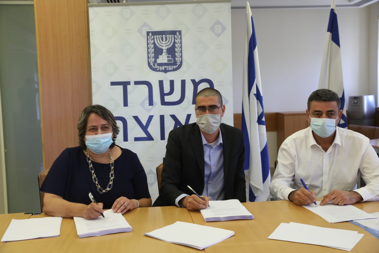 חתימה על הסכם פנסיה וימי מחלה